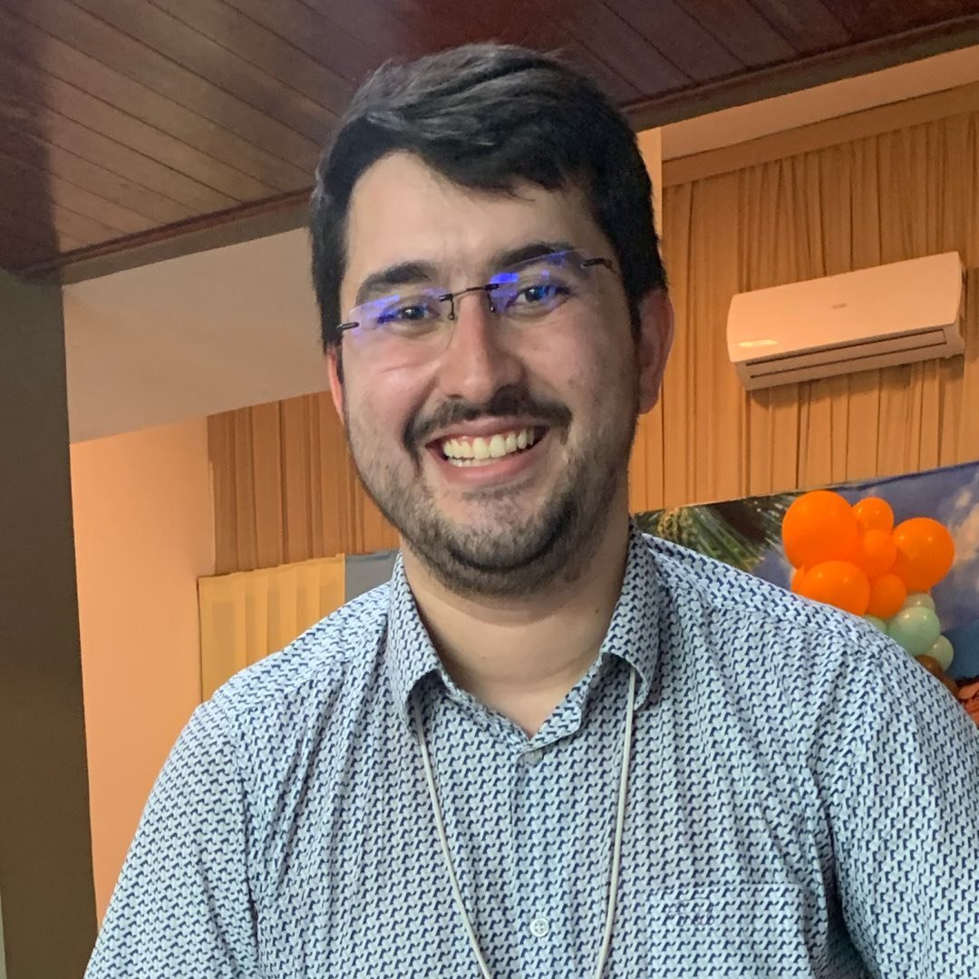 Dr. Erick Rebouças sorrindo, em registro descontraído